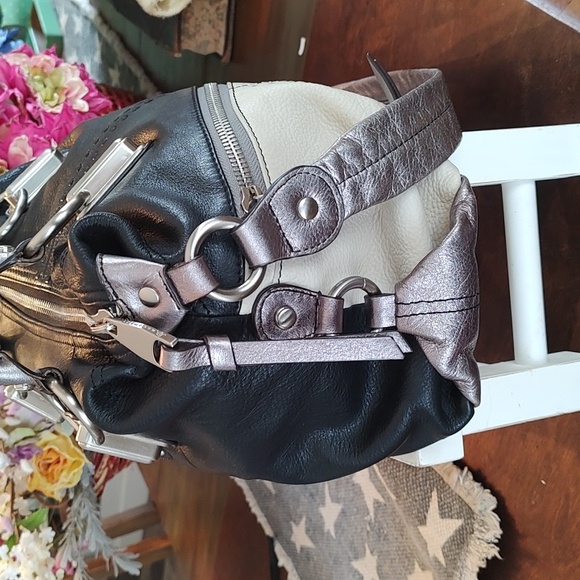 Two-Tone Black and Cream Shoulder Bag - Picture 4 of 8